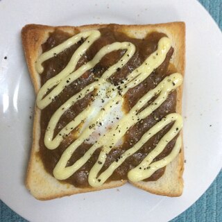 カレーリメイク♪目玉焼きマヨトースト